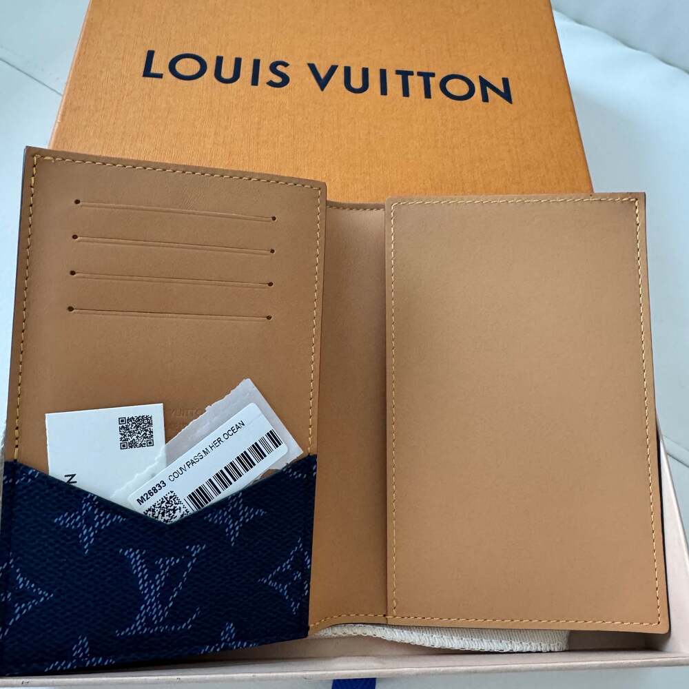 Louis Vuitton Passport Cover Monogram Heritage Rose Pondicherry - Picture 2 of 4